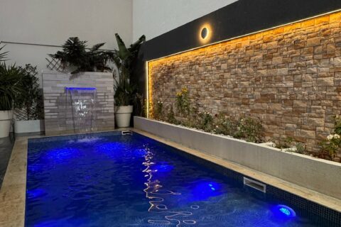 Une Villa Métamorphosée : Design, Innovation et Piscine extérieure – MDEEKO